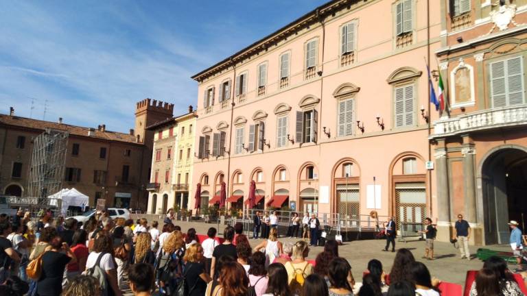 Educatori in piazza a Imola dopo il cambio d'appalto. Il Comune: Vigileremo Educatori in piazza a Imola dopo il cambio d'appalto. Il Comune: Vigileremo