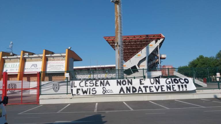 Calcio C, il Cesena non è un gioco, andatevene. Striscione contro Lewis al Manuzzi Calcio C, il Cesena non è un gioco, andatevene. Striscione contro Lewis al Manuzzi