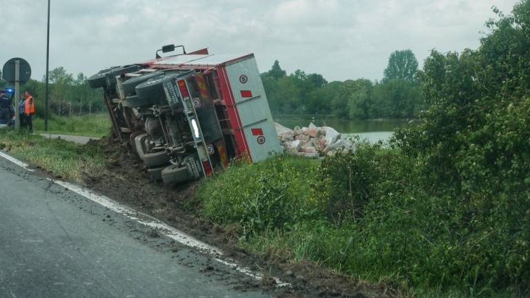Ravenna, incidente: camion si ribalta su un lato nella Classicana Ravenna, incidente: camion si ribalta su un lato nella Classicana