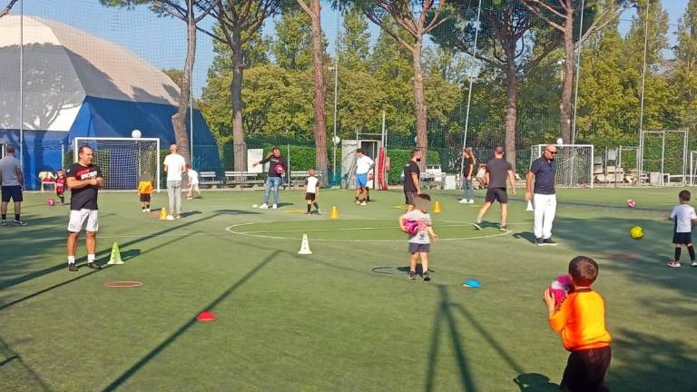 Limitiamo cellulari e videogiochi: il Garden Rimini porta i genitori in campo con i piccoli calciatori Limitiamo cellulari e videogiochi: il Garden Rimini porta i genitori in campo con i piccoli calciatori