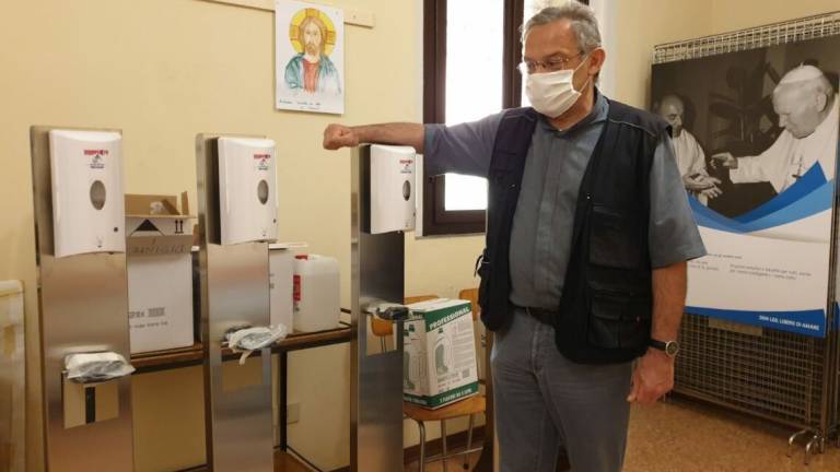 Gel, sedie e “steward”: così ripartono le messe Gel, sedie e “steward”: così ripartono le messe