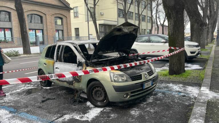 Cesena: auto a fuoco e danni in via Angeloni Cesena: auto a fuoco e danni in via Angeloni
