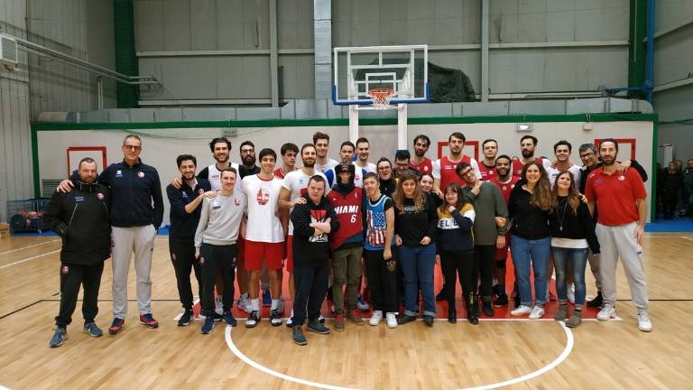 I ragazzi di Why not a canestro con l'Unieuro I ragazzi di Why not a canestro con l'Unieuro