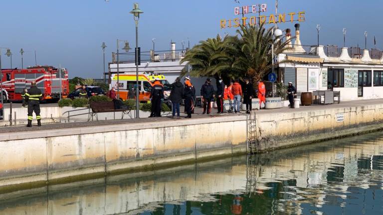 Il cadavere di una donna riaffiora nel porto di Riccione Video Il cadavere di una donna riaffiora nel porto di Riccione Video