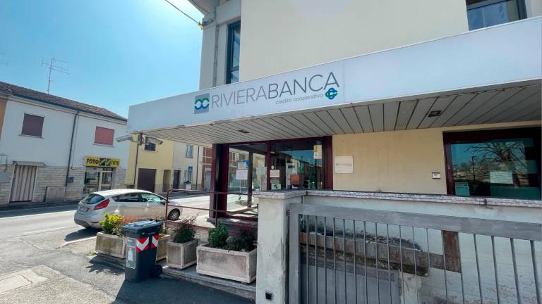 Ladri forzano di notte la porta della banca a Macerone di Cesena e portano via soldi Ladri forzano di notte la porta della banca a Macerone di Cesena e portano via soldi