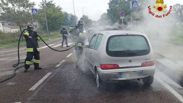 Forlì, si incendia il motore: auto in fiamme Forlì, si incendia il motore: auto in fiamme