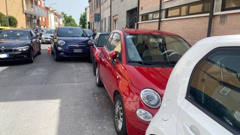 Ravenna, incidente: sbanda a sinistra e innesca un tamponamento a catena tra auto parcheggiate Ravenna, incidente: sbanda a sinistra e innesca un tamponamento a catena tra auto parcheggiate