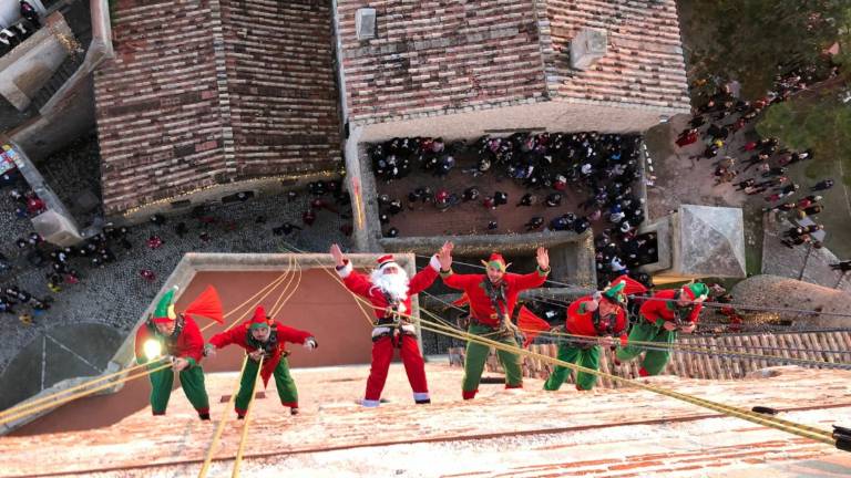Gnomi, elfi e Babbi Natale acrobatici per i bambini di Forlì domenica a San Mercuriale Gnomi, elfi e Babbi Natale acrobatici per i bambini di Forlì domenica a San Mercuriale
