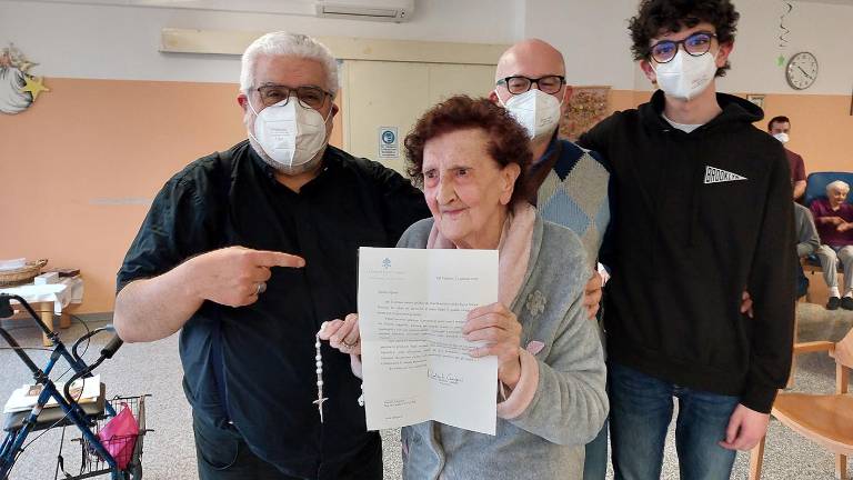 Voltana, invia una poesia a Papa Francesco e arriva la risposta: Grazie per il premuroso gesto Voltana, invia una poesia a Papa Francesco e arriva la risposta: Grazie per il premuroso gesto