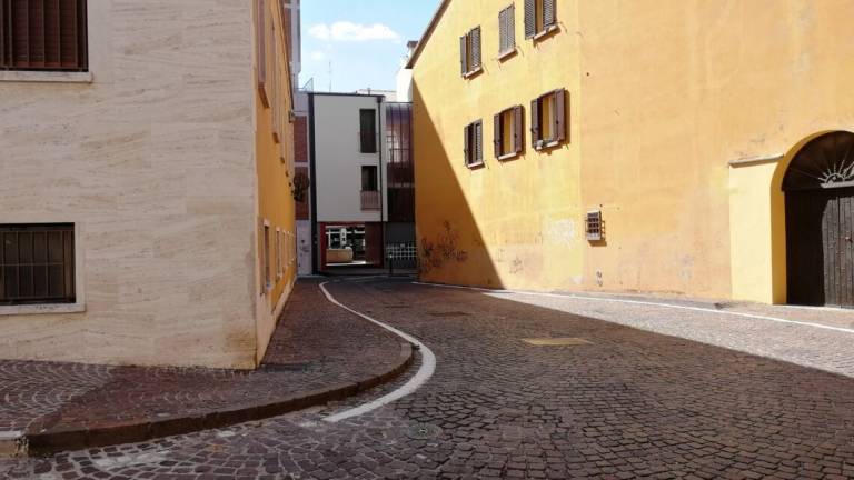 Aggredito col collo rotto di una bottiglia in centro a Cesena Aggredito col collo rotto di una bottiglia in centro a Cesena