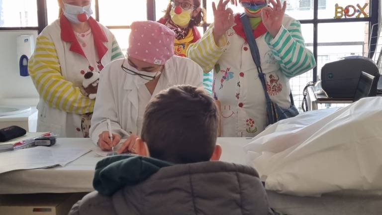 Forlì. Clown e palloncini per le prime vaccinazioni ai bimbi Forlì. Clown e palloncini per le prime vaccinazioni ai bimbi
