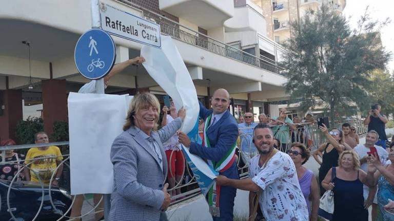 Inaugurato a Bellaria il lungomare Raffaella Carrà. Enzo Paolo Turchi: Una donna speciale VIDEO Inaugurato a Bellaria il lungomare Raffaella Carrà. Enzo Paolo Turchi: Una donna speciale VIDEO