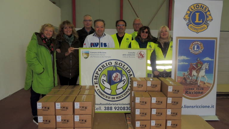 Riccione, dal Lions pacchi dono natalizi per l'emporio solidale Riccione, dal Lions pacchi dono natalizi per l'emporio solidale