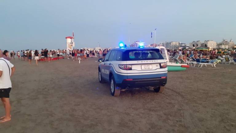 Assembramenti al chiringuito a Rimini: la polizia spegne la musica Assembramenti al chiringuito a Rimini: la polizia spegne la musica