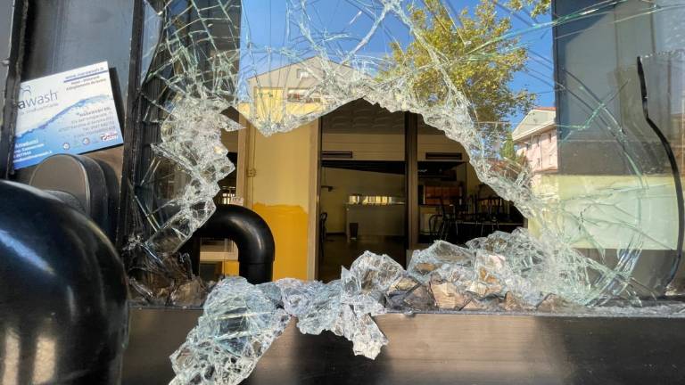 Cesena. Ladri sfondano la vetrata di uno storico ristorante e svegliano tutti i residenti Cesena. Ladri sfondano la vetrata di uno storico ristorante e svegliano tutti i residenti