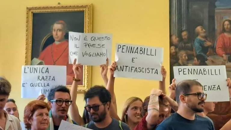 Pennabilli e l'accoglienza dei migranti, il sindaco sommerso dai fischi costretto a correggere parzialmente il tiro Pennabilli e l'accoglienza dei migranti, il sindaco sommerso dai fischi costretto a correggere parzialmente il tiro