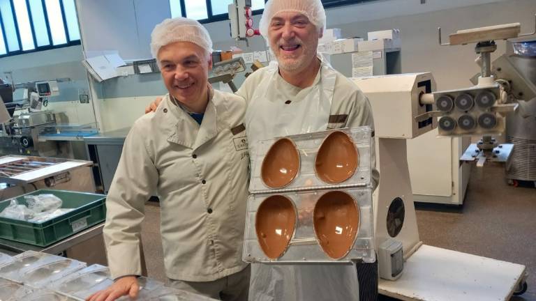 Forlì, il cioccolato color ciclamino per le uova di Pasqua: Studenti a bocca aperta Forlì, il cioccolato color ciclamino per le uova di Pasqua: Studenti a bocca aperta