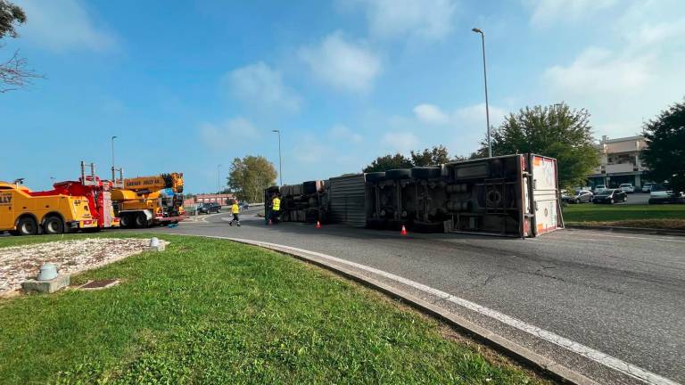 Riccione. Si ribalta Tir alla rotatoria di San Lorenzo: ferito l’autista Riccione. Si ribalta Tir alla rotatoria di San Lorenzo: ferito l’autista