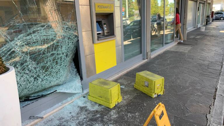 Rimini e Santarcangelo, altri due bancomat fatti saltare dai banditi Rimini e Santarcangelo, altri due bancomat fatti saltare dai banditi