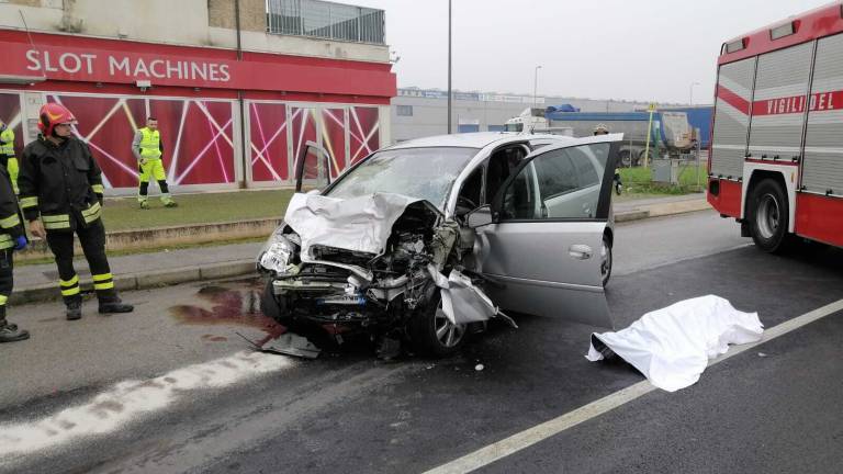 Auto contro camion: un morto nell’incidente a Forlì Auto contro camion: un morto nell’incidente a Forlì
