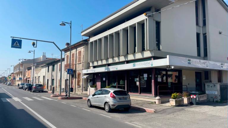 Ladri forzano di notte la porta della banca a Macerone di Cesena e portano via soldi Ladri forzano di notte la porta della banca a Macerone di Cesena e portano via soldi