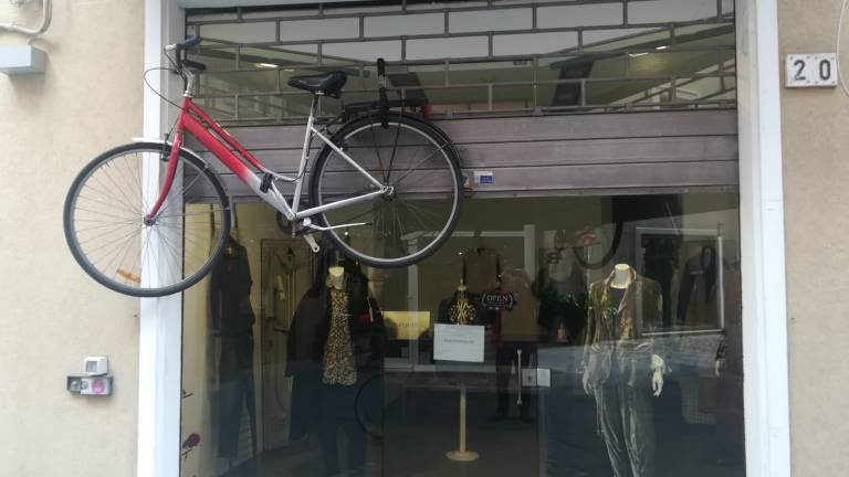 Rimini: bici legata alla serranda, il negozio apre lo stesso Rimini: bici legata alla serranda, il negozio apre lo stesso