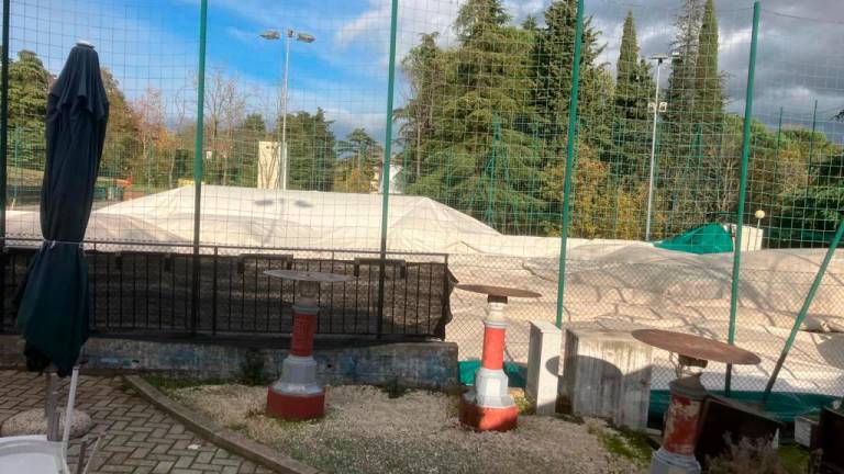 Le raffiche di vento abbattono i palloni pressostatici di calcetto e piscina Le raffiche di vento abbattono i palloni pressostatici di calcetto e piscina