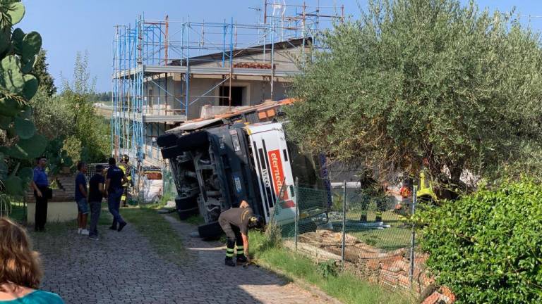 Incidente sul lavoro a Rimini: operaio schiacciato da un camion Incidente sul lavoro a Rimini: operaio schiacciato da un camion