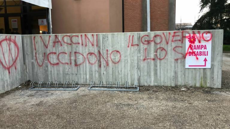 Imola, altre scritte no vax questa volta al centro vaccini Imola, altre scritte no vax questa volta al centro vaccini