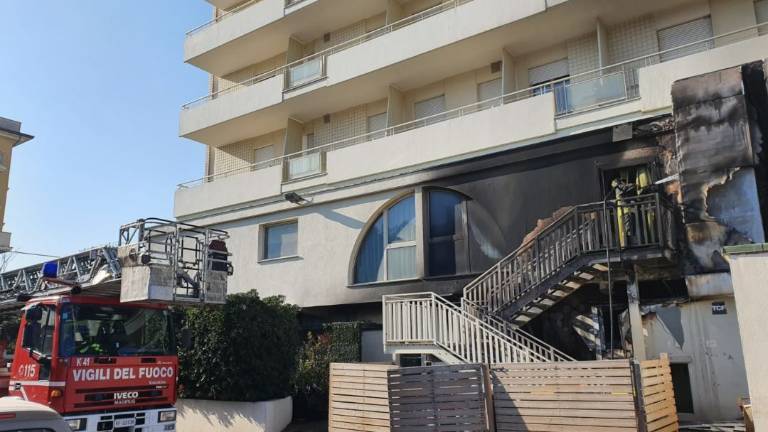 Rimini. Incendio: evacuato l'hotel Touring, chiuse le strade Rimini. Incendio: evacuato l'hotel Touring, chiuse le strade