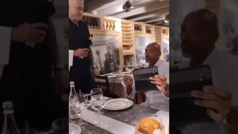 Va bene caro, servi pure il vino: Danilovic cameriere per Myers al ristorante a Rimini VIDEO Va bene caro, servi pure il vino: Danilovic cameriere per Myers al ristorante a Rimini VIDEO