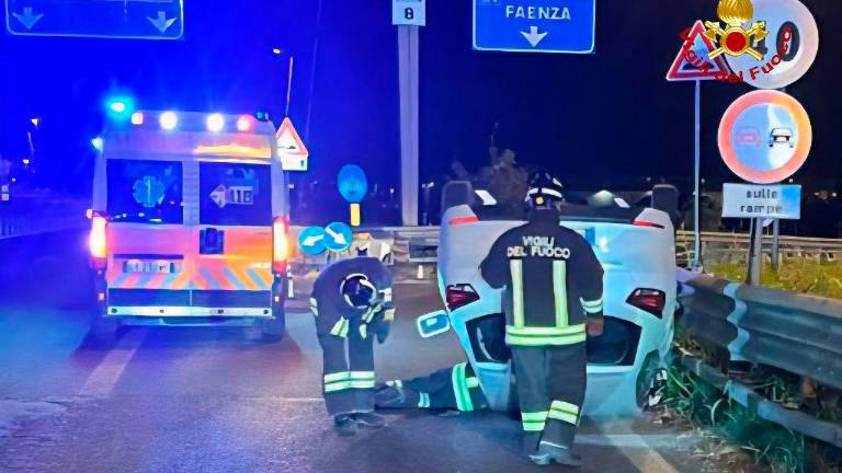 Forlì, incidente: si ribalta in tangenziale, intervengono i Vigili del Fuoco Forlì, incidente: si ribalta in tangenziale, intervengono i Vigili del Fuoco