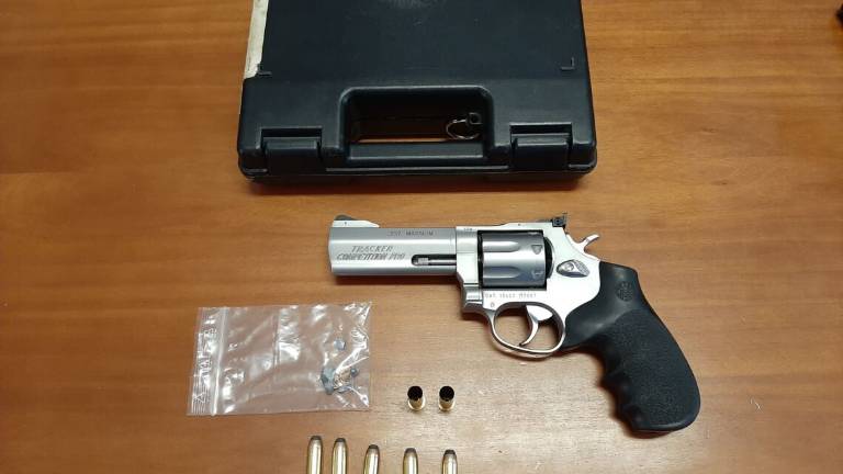 Forlì, 90enne spara con la pistola dalla finestra e centra un'auto Forlì, 90enne spara con la pistola dalla finestra e centra un'auto
