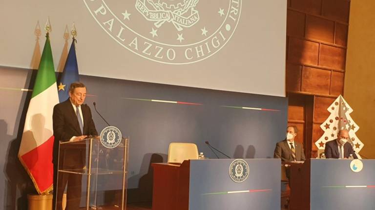 Covid Italia, Draghi: Vaccini efficaci contro la variante Omicron, fate la terza dose Covid Italia, Draghi: Vaccini efficaci contro la variante Omicron, fate la terza dose