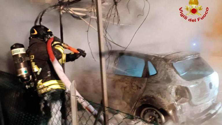 Gambettola, in fiamme un’auto parcheggiata tra due condomini Gambettola, in fiamme un’auto parcheggiata tra due condomini