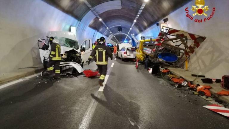 Tamponati i mezzi dell'appalto Anas: tre feriti e galleria chiusa in E45 a Verghereto Tamponati i mezzi dell'appalto Anas: tre feriti e galleria chiusa in E45 a Verghereto