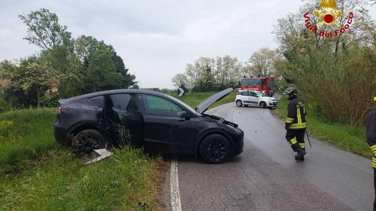 Savignano, incidente e l'auto resta in bilico sul fosso: intervengono i Vigili del Fuoco volontari Savignano, incidente e l'auto resta in bilico sul fosso: intervengono i Vigili del Fuoco volontari