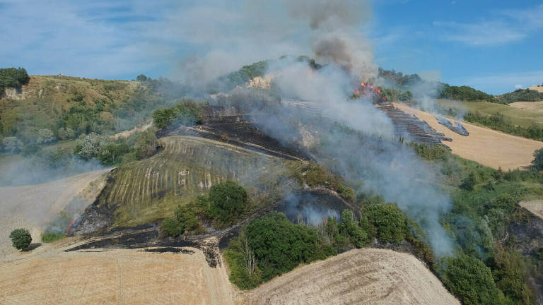 Incendio a Pian di Spino, vigili del fuoco impegnati dal mattino FOTO e VIDEO Incendio a Pian di Spino, vigili del fuoco impegnati dal mattino FOTO e VIDEO
