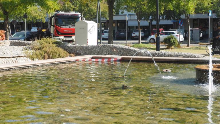 Ravenna. Danneggiata la fontana di piazza Bernini, intervengono i vigili del fuoco Ravenna. Danneggiata la fontana di piazza Bernini, intervengono i vigili del fuoco