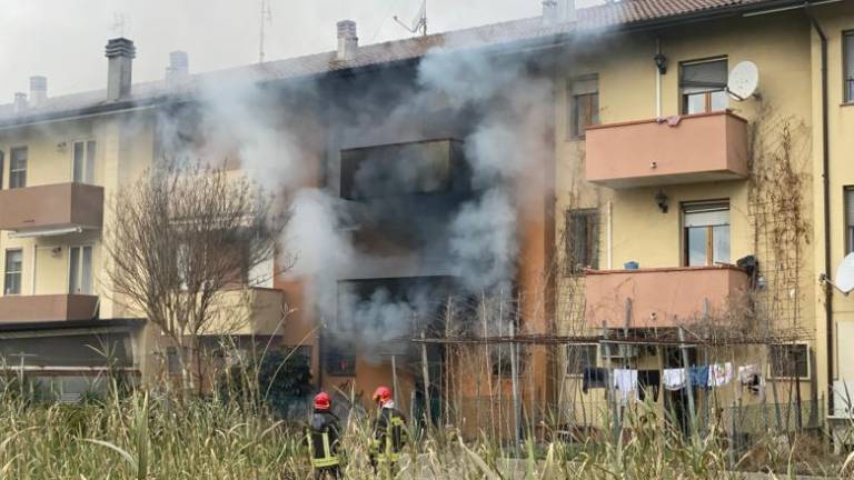 Gatteo Mare, casa a fuoco: indagini e due intossicati - VIDEO Gatteo Mare, casa a fuoco: indagini e due intossicati - VIDEO