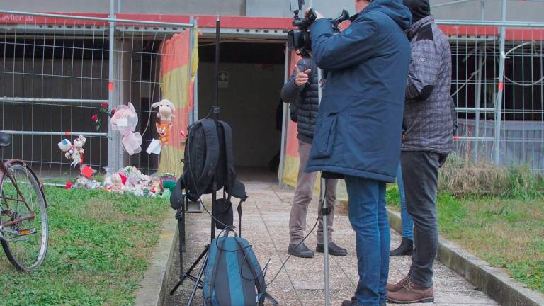 Bimba uccisa dalla mamma a Ravenna, i turbamenti di Giulia: «Ecco perché ho dovuto farlo». I peluche davanti al condominio - Gallery Bimba uccisa dalla mamma a Ravenna, i turbamenti di Giulia: «Ecco perché ho dovuto farlo». I peluche davanti al condominio - Gallery