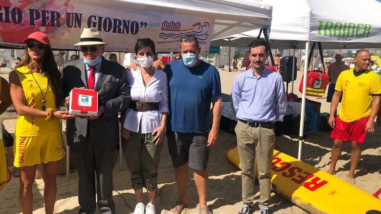 RivieraBanca dona 6 defibrillatori alla Cooperativa Stabilimenti Balneari di Cesenatico RivieraBanca dona 6 defibrillatori alla Cooperativa Stabilimenti Balneari di Cesenatico