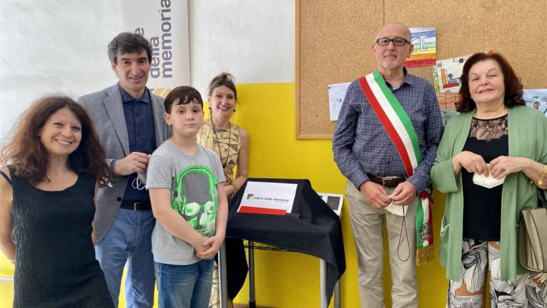 Cesena, una pietra della memoria in braille per la compagna di classe ipovedente Cesena, una pietra della memoria in braille per la compagna di classe ipovedente