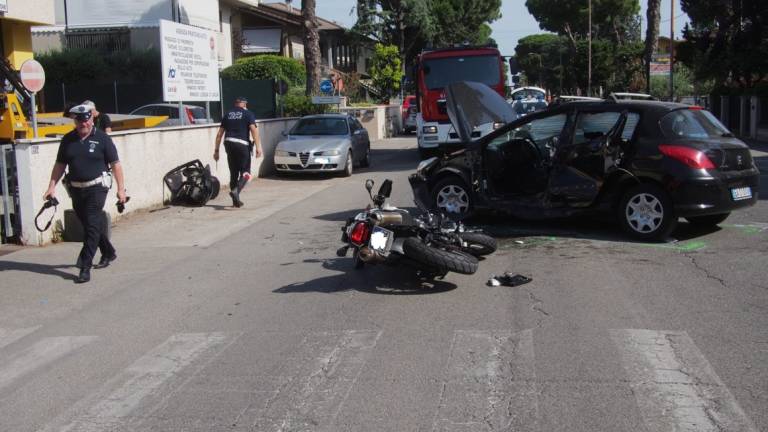 Cervia, terribile incidente tra moto e auto: gravissimo un ragazzo di 18 anni Cervia, terribile incidente tra moto e auto: gravissimo un ragazzo di 18 anni