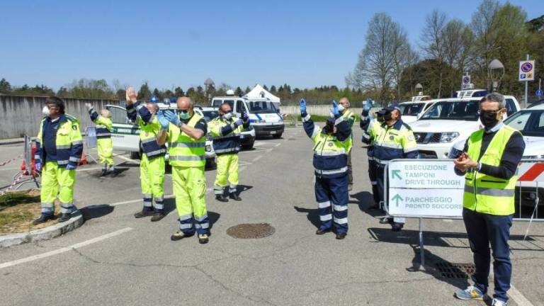 Il flash mob della protezione civile davanti all'ospedale di Imola Il flash mob della protezione civile davanti all'ospedale di Imola