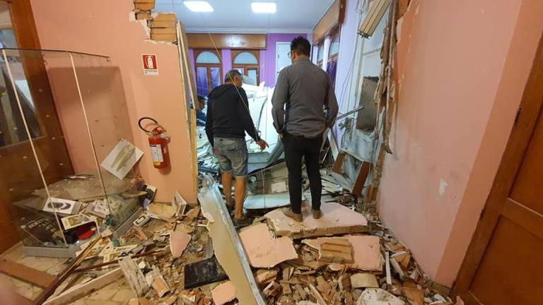 Gemmano: fanno saltare il bancomat, Comune sventrato GALLERY Gemmano: fanno saltare il bancomat, Comune sventrato GALLERY