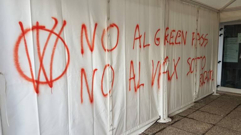 Rimini, no vax imbrattano il gazebo dell'anagrafe Rimini, no vax imbrattano il gazebo dell'anagrafe