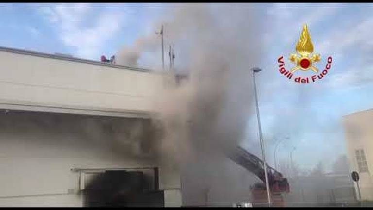 In fiamme il magazzino di Trony a Imola - VIDEO In fiamme il magazzino di Trony a Imola - VIDEO