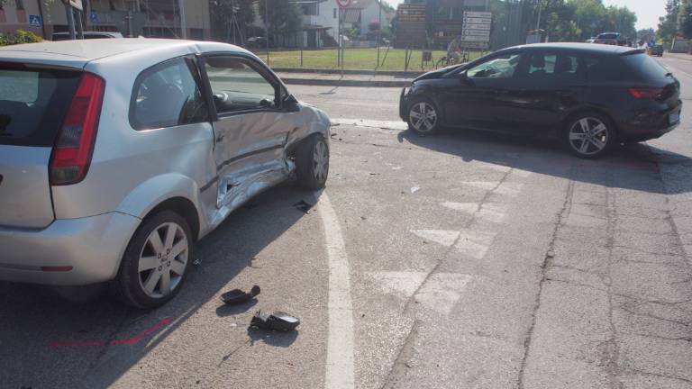 Incidente tra due auto a Cotignola, feriti un 32enne e un anziano Incidente tra due auto a Cotignola, feriti un 32enne e un anziano