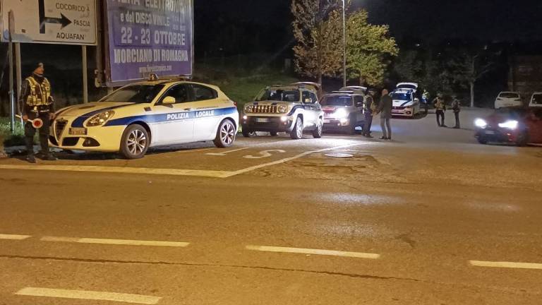 Riccione, prende a calci e pugni le auto che non si fermano per un passaggio in viale Ceccarini Riccione, prende a calci e pugni le auto che non si fermano per un passaggio in viale Ceccarini